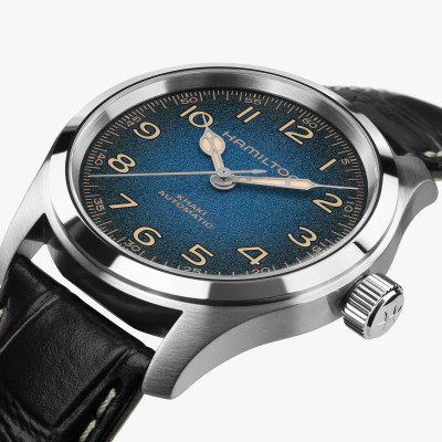Hamilton Khaki Field Murph 38 mm bracelet cuir noir gros plan trois-quarts avec cadran bleu et aiguilles cathédrales