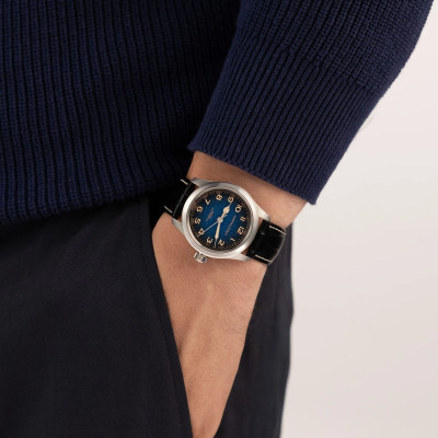 Hamilton Khaki Field Murph 38 mm bracelet cuir noir portée au poignet avec cadran bleu et boîtier argenté