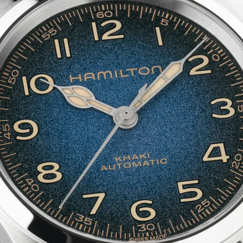 Hamilton Khaki Field Murph 38 mm bracelet cuir noir vue de face avec cadran bleu et boîtier argenté